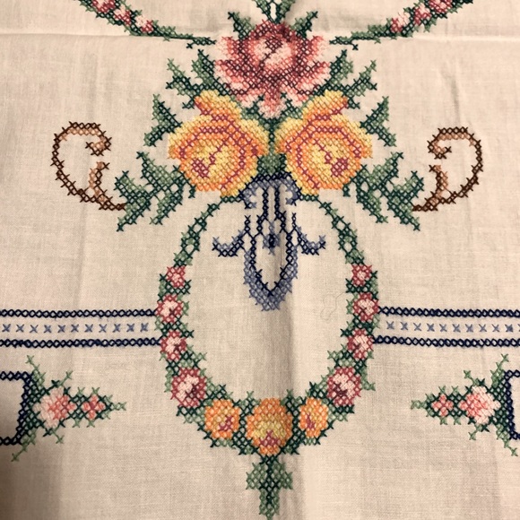 🌸 Vintage Hand-Embroidery Cross-Stitch Tablecloth from Poland - Picture 2 of 6